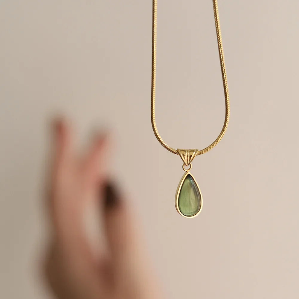 The blue drop that carries the strength of the sea and the elegance of gold.