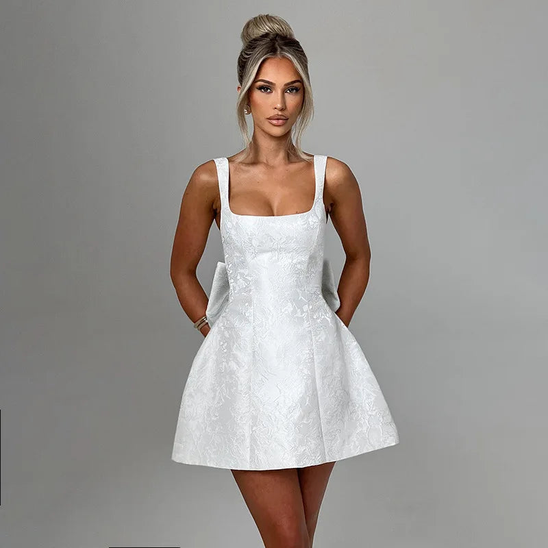 Delicate, feminine, and irresistible. The dress that exudes romance in every detail and turns heads wherever you go.