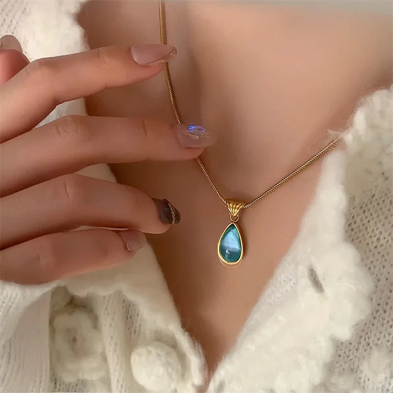 The blue drop that carries the strength of the sea and the elegance of gold.