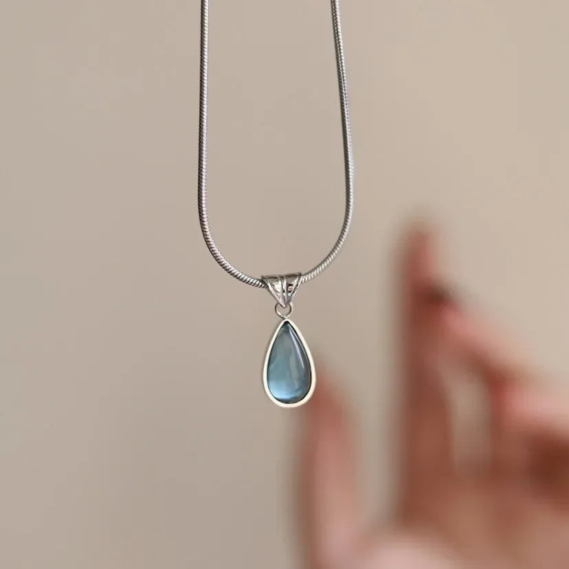 The blue drop that carries the strength of the sea and the elegance of gold.