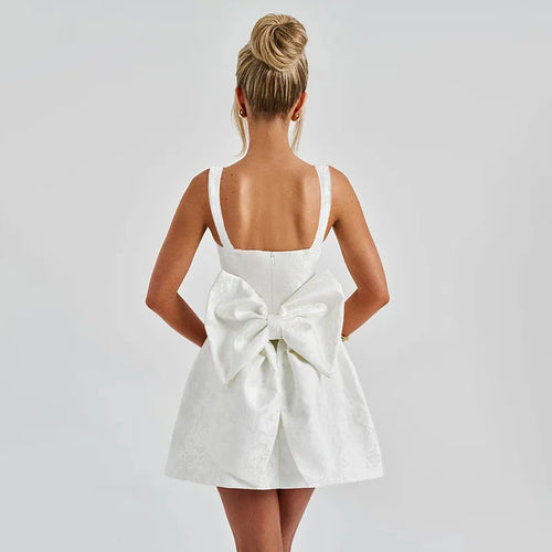 Delicate, feminine, and irresistible. The dress that exudes romance in every detail and turns heads wherever you go.