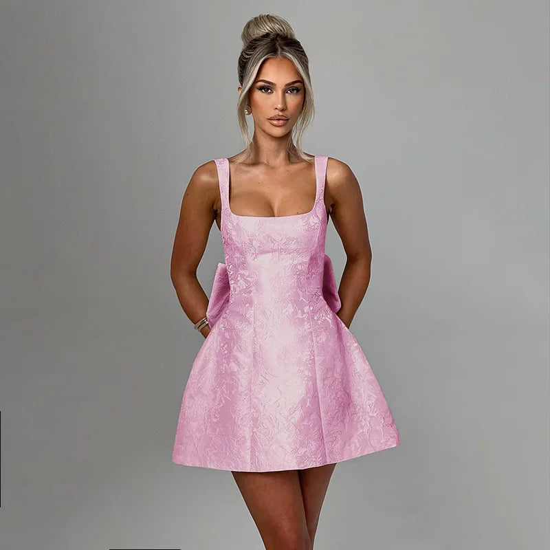 Delicate, feminine, and irresistible. The dress that exudes romance in every detail and turns heads wherever you go.