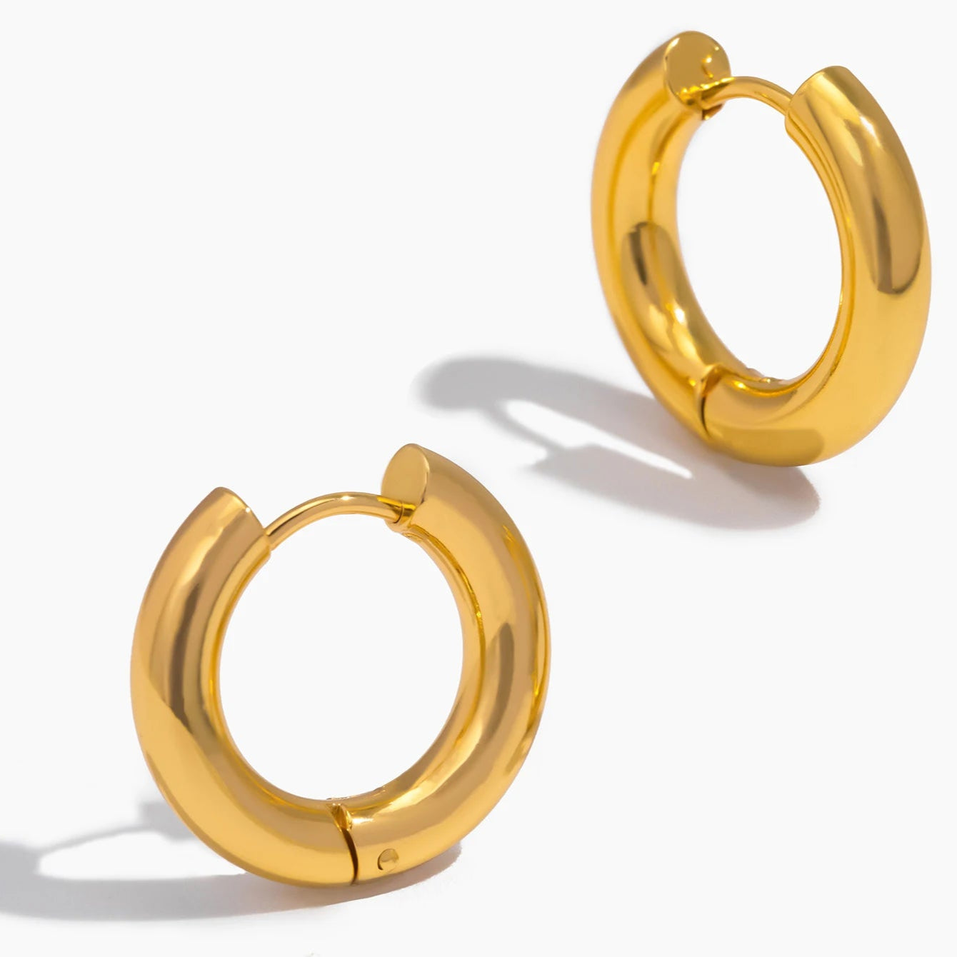 Mirror shine, striking presence: the gold that completes you.