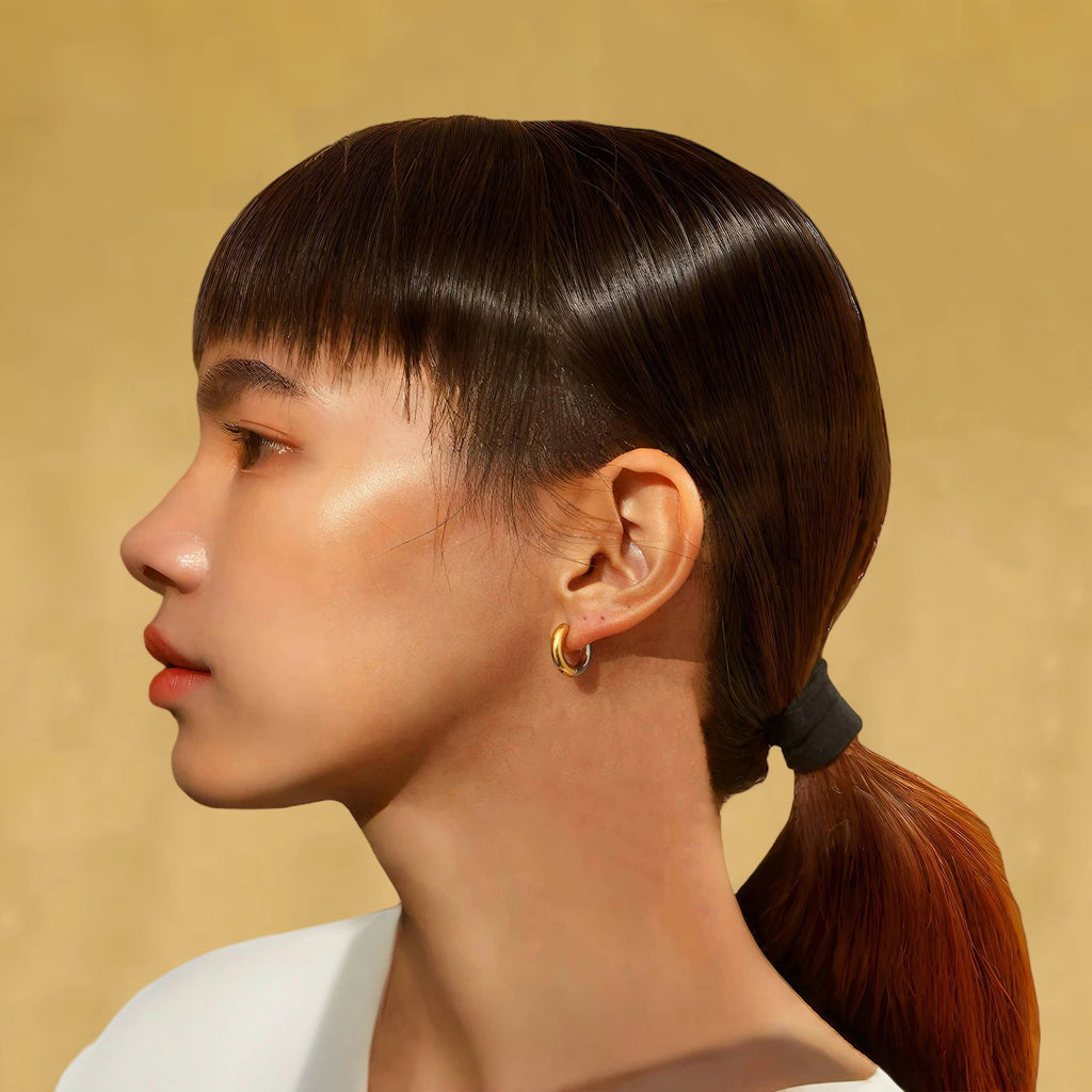 Mirror shine, striking presence: the gold that completes you.