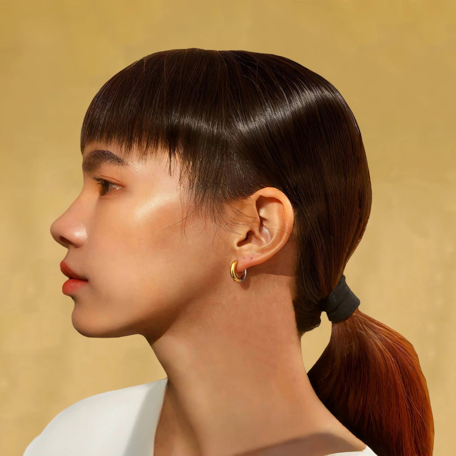 Mirror shine, striking presence: the gold that completes you.