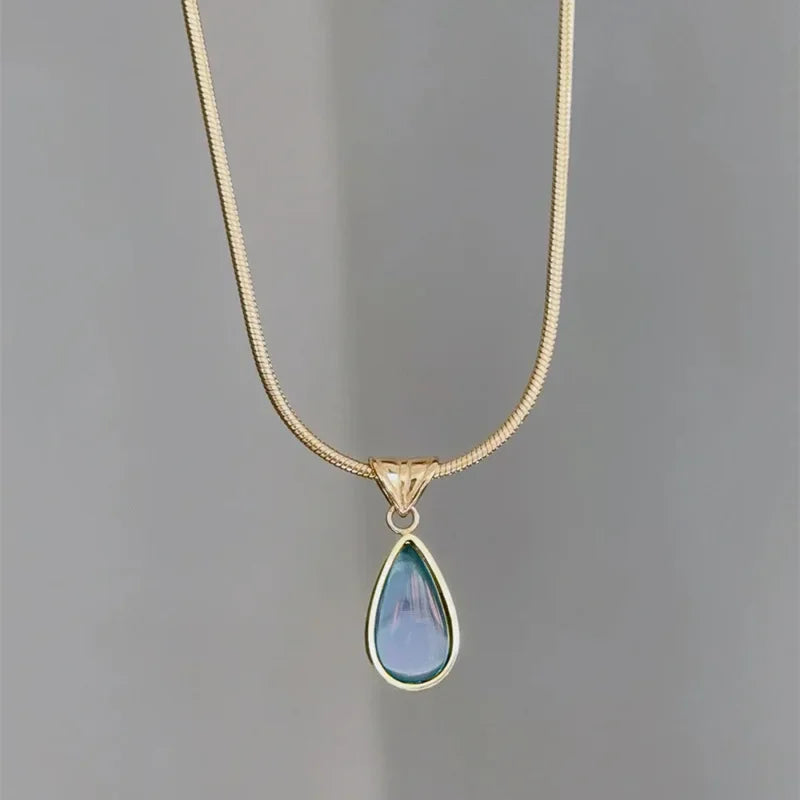 The blue drop that carries the strength of the sea and the elegance of gold.