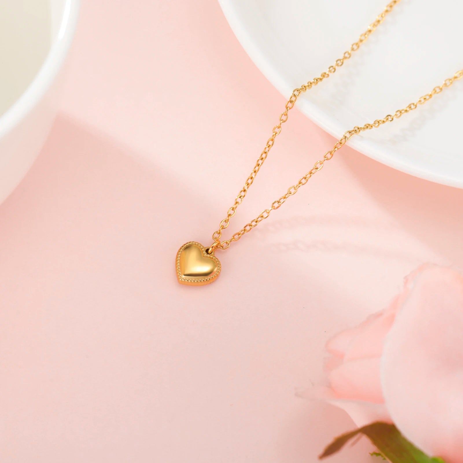 The heart that completes your style with charm and subtlety.
