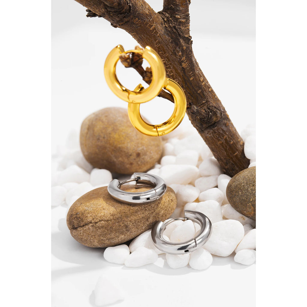 Mirror shine, striking presence: the gold that completes you.
