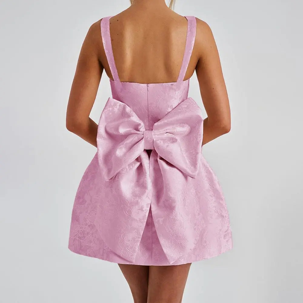 Delicate, feminine, and irresistible. The dress that exudes romance in every detail and turns heads wherever you go.