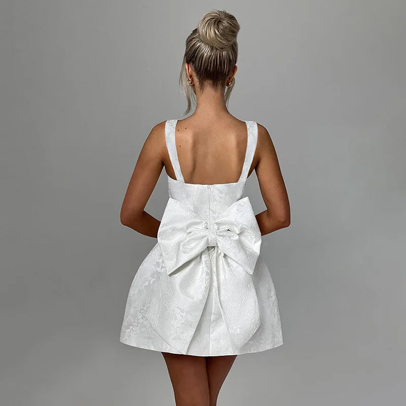 Delicate, feminine, and irresistible. The dress that exudes romance in every detail and turns heads wherever you go.